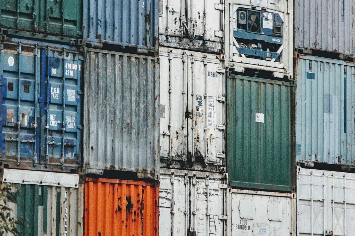 A quick Look into Containers, VMs, and Docker